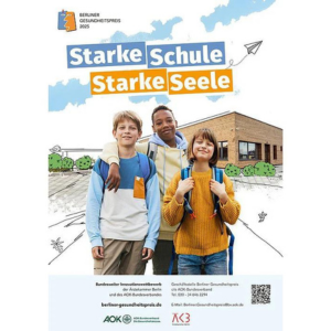 drei lächelnde Kinder vor einem Schulgebäude, Titel und Logos, QR-Code